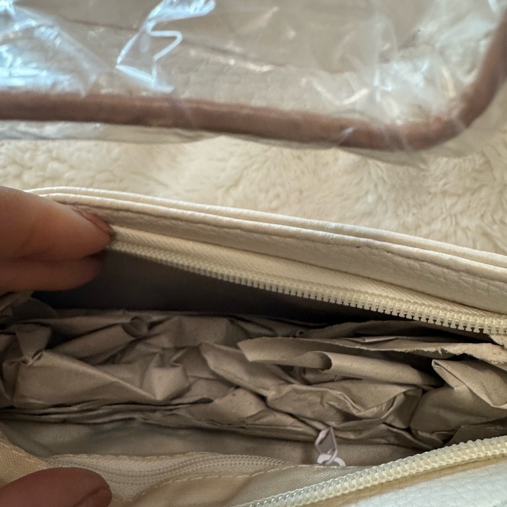 Cream Shoulder Bag with pink lining with Silver Accent - Picture 4 of 6